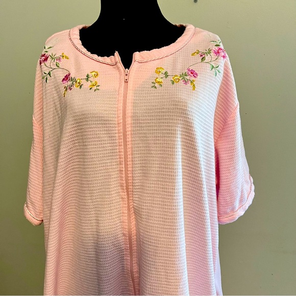 U4 Pink zip up Robe waffle fabric embroidered floral calf length Sz M/L? - Picture 2 of 5